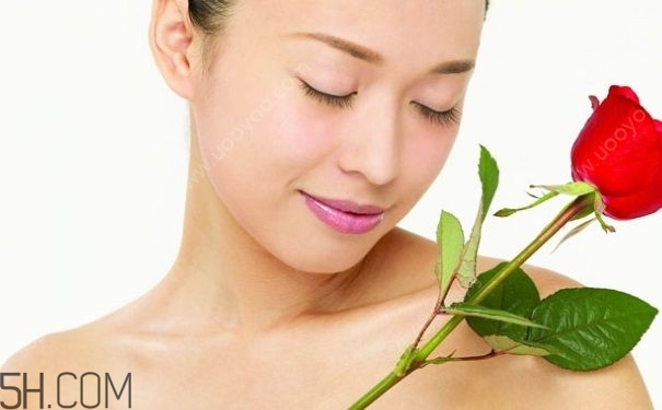女性小便發(fā)黃是怎么回事？女性小便發(fā)黃有異味的原因有哪些？