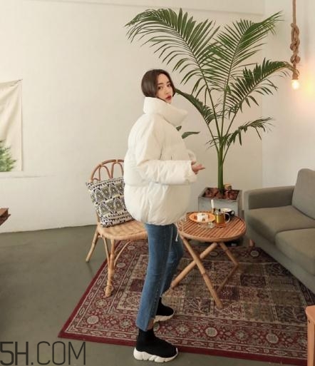 白色面包服怎么搭配？可愛與時尚并存的冬日穿搭