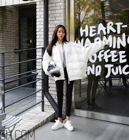 白色面包服怎么搭配？可愛與時尚并存的冬日穿搭