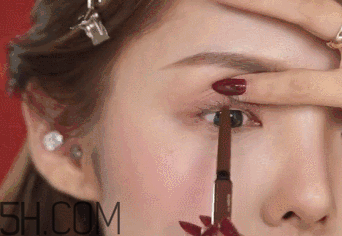V型眼線怎么畫？V型眼線畫好美到冒泡