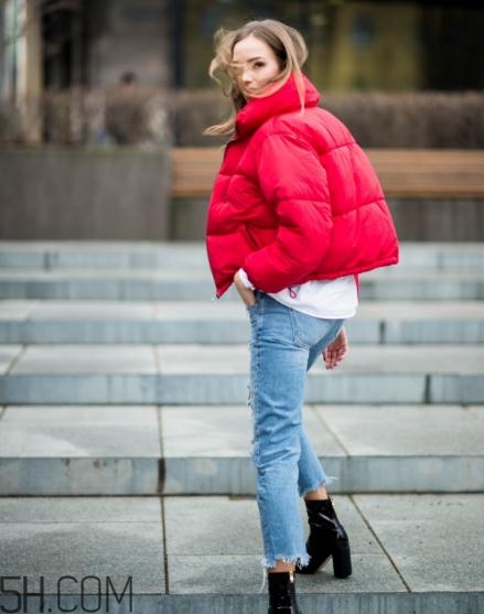 紅色面包服怎么搭配？給寒冷的冬天帶來一絲熱情