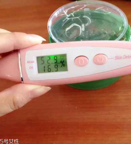 得鮮蘆薈膠含酒精嗎？蘆薈膠當(dāng)睡眠面膜的作用