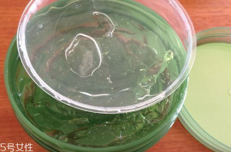 得鮮蘆薈膠含酒精嗎？蘆薈膠當(dāng)睡眠面膜的作用
