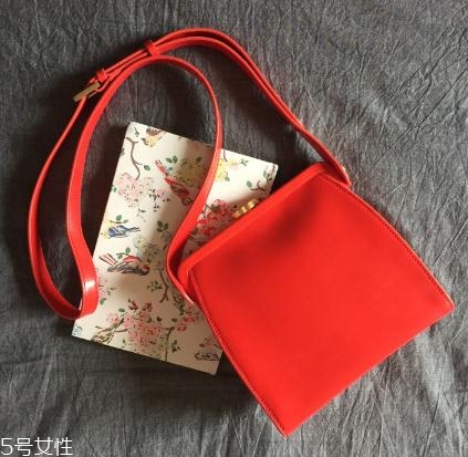 露露guinness什么檔次？這款紅唇包再不買就out了