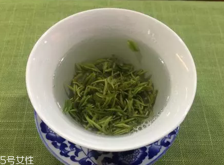 茶怎么喝最保?。吭缥缤砣投寄芎?></p><h3>喝茶的三個(gè)階段</h3><p>第一階段：解渴</p><p>解渴，在此處表示的不僅僅是解渴，也包含了人生理上各個(gè)方面的需求。</p><p>“神農(nóng)嘗百草，日遇七十二毒，得荼而解之”，茶最早為人所用，本來(lái)就是作為藥用的。茶能生津解渴、提神益思，老百姓家里一把茶葉泡到大茶缸里，一喝就是一整天。一些喝慣了茶的老農(nóng)，不喝茶都是沒(méi)有力氣干活的。</p><p>剛開始喝茶的人，都很關(guān)心喝茶有什么好處、茶要怎么喝才健康、什么季節(jié)適合喝什么茶，諸如此類等等，這都是正常且合理的。但需注意，茶能協(xié)調(diào)和平衡身體狀況，與治病的藥是完全不同的。</p><p>長(zhǎng)期堅(jiān)持良好的飲茶習(xí)慣，好處不言而喻。茶的健康屬性，也為品茶奠定了良好的基礎(chǔ)。</p><p>第二階段：品味</p><p>飲茶本身是一種享受，要是把“治病”當(dāng)做了目的，那飲茶就變成了負(fù)擔(dān)。</p><p>喝茶入了門之后，便進(jìn)入了品味的第二階段。這并不意味著他們不重視健康飲茶方法，而是已經(jīng)熟悉自己的體質(zhì)與茶的關(guān)系，可以靈活把握了。</p><p>品茶的人，會(huì)注重茶葉的沖泡技巧，因?yàn)橹挥邪巡枧莺昧耍拍芷返阶詈玫牟铚?。從干茶、湯色、香氣、滋味、葉底，每一個(gè)細(xì)節(jié)，都用心琢磨，細(xì)細(xì)品味。</p><p>愛(ài)茶人對(duì)茶的追求永遠(yuǎn)沒(méi)有盡頭，他們?nèi)ゲ桊^、參加茶展會(huì)、逛茶葉市場(chǎng)、甚至上茶山，都是為了探尋舌尖上最極致的體驗(yàn)。這個(gè)階段，他們近乎是瘋狂的，付出大量的時(shí)間、精力，也不愿意錯(cuò)過(guò)任何一泡好茶。</p><p>第三階段：怡情</p><p>愛(ài)茶人經(jīng)過(guò)一個(gè)階段的瘋狂折騰以后，才能慢慢冷靜下來(lái)。</p><p>他們慢慢意識(shí)到，一味瘋狂地追求感官上的體驗(yàn)，與茶“和靜怡真”的本質(zhì)背道而馳。</p><p>懂得品茶，卻不斤斤計(jì)較于品茶細(xì)致的功夫，不執(zhí)著于細(xì)致的茶味，是最難能可貴的。這與“看山是山，看山不是山，看山還是山”其實(shí)是同出一轍的。</p><p>喝茶，最值得體會(huì)就是這一份心境。朋友相聚之歡樂(lè)，獨(dú)在異鄉(xiāng)之孤獨(dú)，忙碌過(guò)后之充實(shí)，享受一人之清靜，遭受挫敗之沮喪，獲得成功之滿足，一杯茶，與你分享酸甜苦辣，最終找到內(nèi)心長(zhǎng)久的寧?kù)o。</p><p>喝茶的三個(gè)階段：解渴、品味、怡情，不管你在哪個(gè)階段，相信你最終都會(huì)找到與茶最佳的相處方式，這就是最大的幸福。</p><p style=