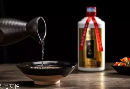 喝白酒有哪些好處？喝點(diǎn)白酒能激活腸胃