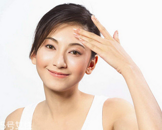 額頭毛孔粗大用什么護膚品？額頭毛孔粗大和出油有關(guān)系