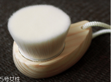 額頭毛孔粗大怎么辦？正確使用潔面刷毛孔會變小