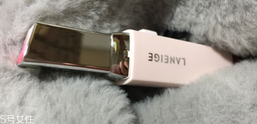 蘭芝V型唇膏01號(hào)色是什么樣的？淡粉色很溫婉