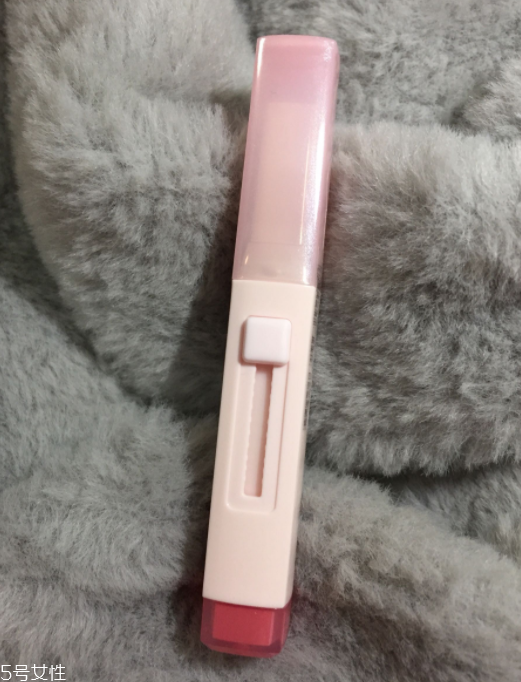 蘭芝V型唇膏01號(hào)色是什么樣的？淡粉色很溫婉