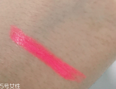 蘭芝V型唇膏01號(hào)色是什么樣的？淡粉色很溫婉
