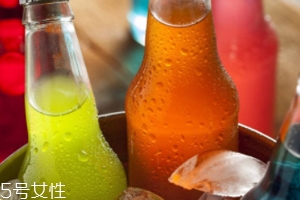 痛風(fēng)得病為什么低齡化？過(guò)量飲用含糖飲料