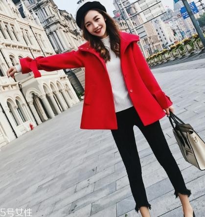 大紅色大衣配什么顏色毛衣？新年就要中國紅