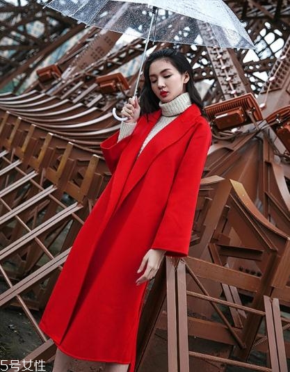 大紅色大衣配什么顏色毛衣？新年就要中國紅
