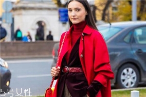 大紅色大衣里面要配什么好看？不同內(nèi)搭不同風(fēng)格