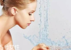 洗臉有白皮怎么回事？洗面奶太強(qiáng)勁