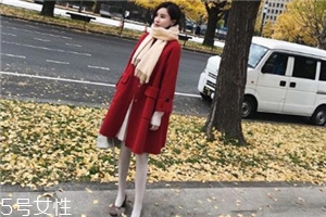 大紅色大衣配什么顏色圍巾好看？六種搭配溫暖冬季