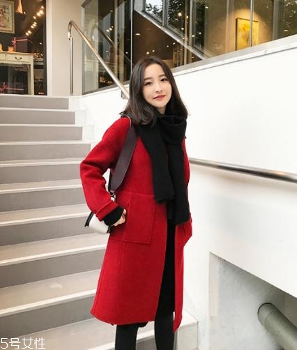 大紅色大衣配什么顏色圍巾好看？六種搭配溫暖冬季