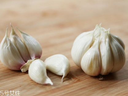 吃大蒜對(duì)腎有好處嗎？大蒜泡酒可補(bǔ)腎