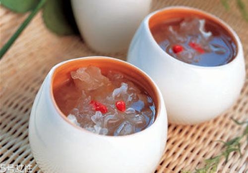 銀耳蓮子湯什么時(shí)候喝最好？時(shí)間上有講究