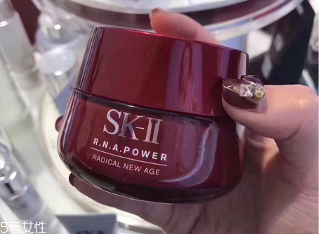 sk2大紅瓶面霜與百優(yōu)面霜哪個(gè)好？sk2大紅瓶屬于貴婦面霜