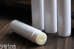 潤(rùn)唇膏能用多長(zhǎng)時(shí)間？打開后只能用3個(gè)季度