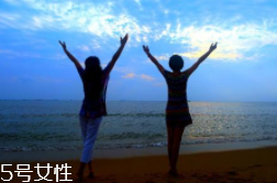 肺漏氣是什么?。糠闻萜屏岩饸庑?></p><h3>氣胸會導致什么危害</h3><p>1、胸痛(90%)，是自發(fā)性氣胸的典型表現，常突然發(fā)作，剛開始時胸部疼痛比較劇烈，幾個小時以后，會逐漸減輕，約在24-72小時后，疼痛逐漸消失。</p><p>2、呼吸困難(80%)，是另一個典型表現，呼吸困難往往出現在肺漏氣比較嚴重的患者，肺被壓縮往往>30%。這是由于氣胸發(fā)生后，正常的肺組織被氣體壓縮，變小，呼吸功能下降造成了缺氧(如右圖所示：左側氣胸、左肺壓縮)。呼吸困難的程度與本身的肺功能儲備也有一定關系，就是說，在相同的肺壓縮程度下，一般，年輕人胸悶癥狀比老年人輕。</p><p>3、約20%自發(fā)性氣胸的患者，可能會出現胸腔積液。在這其中，有少數病人是自發(fā)性血氣胸：由于氣胸發(fā)生使肺突然萎陷，扯斷了粘連束帶和血管，導致出血，嚴重時可以導致大出血，休克，危及生命，必須急診手術。</p><p>4、當肺部出現氣泡時，如果不破裂，就沒有不適癥狀，若突然破裂，就會導致氣體進入胸腔，聚積后便可壓迫心臟和肺部，出現呼吸困難，用力呼吸時胸部也可出現類似心絞痛的胸痛。如果治療不及時，甚至可能導致死亡。</p><p>5、病人突感一側胸痛、氣急、憋氣，可有咳嗽、但痰少，小量閉合性氣胸先有氣急，但數小時后逐漸平穩(wěn)，若積氣量較大者或者原來已有廣泛肺部疾患，病人常不能平臥。如果側臥，則被迫使氣胸患側在上，以減輕氣急。病人呼吸困難程度與積氣量的多寡以及原來肺內病變范圍有關。當有胸膜粘連和肺功能減損時，即使小量局限性氣胸也可能明顯胸痛和氣急。</p><p style=