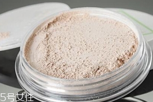 散粉取粉用什么好？粉撲和化妝刷要配合使用