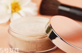 散粉取粉用什么好？粉撲和化妝刷要配合使用