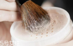 散粉取粉用什么好？粉撲和化妝刷要配合使用