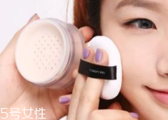 散粉取粉用什么好？粉撲和化妝刷要配合使用