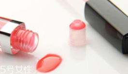 涂唇釉為什么不能抿嘴？沒干之前抿嘴會殘妝
