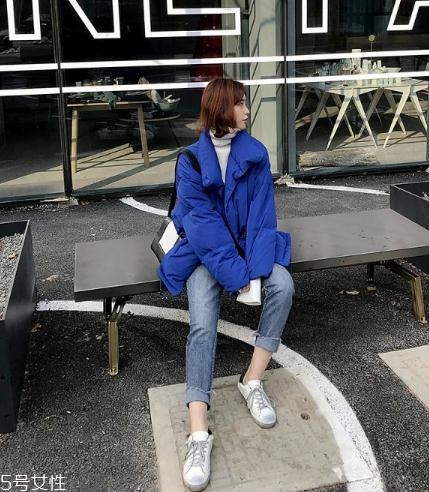 藍(lán)色羽絨服怎么搭配？打破冬日的沉悶感