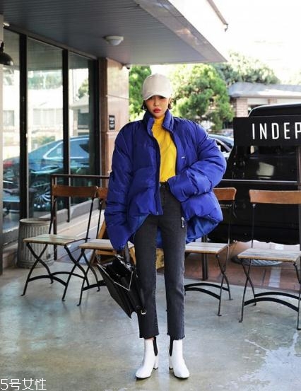 藍(lán)色羽絨服怎么搭配？打破冬日的沉悶感