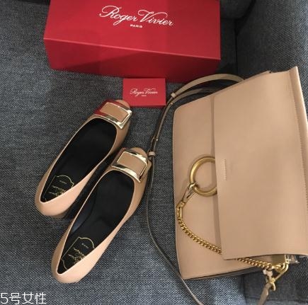 roger vivier鞋子磨腳嗎？時尚界人手一雙的方扣鞋