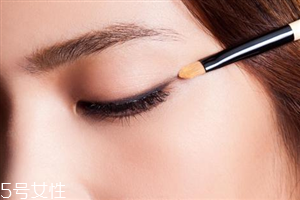 眼線(xiàn)怎么不暈妝？睫毛膏和眼線(xiàn)的正確畫(huà)法
