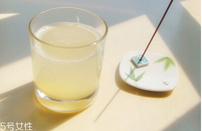 煮梨水要去皮嗎？喝梨水的好處