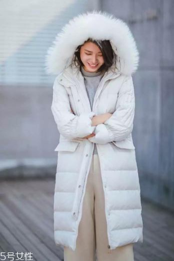 羽絨服怎么穿顯高？這個(gè)冬天溫暖不減造型