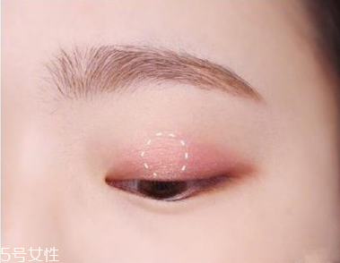 適合畫桃花妝的眼影有哪些？單眼皮桃花妝畫法步驟