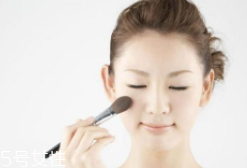 腮紅先還是散粉先？粉狀腮紅用在散粉之后