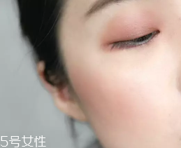 胭脂粉和腮紅膏哪個更好上色？胭脂粉適合油皮