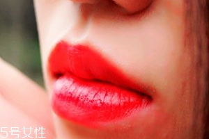 唇膏怎么涂出豐唇？唇中點珠光
