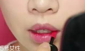 唇膏怎么涂出豐唇？唇中點珠光