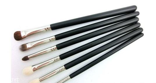 眼影刷和眼影棒哪個值得買？眼影刷水貂毛最好