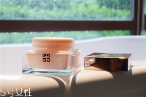 紀(jì)梵希少女面霜適合多大年齡？還你一個(gè)少女肌