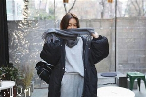灰色圍巾配什么顏色的衣服好看？來跟著街拍達(dá)人學(xué)學(xué)