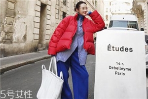 紅色羽絨服搭配什么鞋子？鞋子搭配也是關(guān)鍵