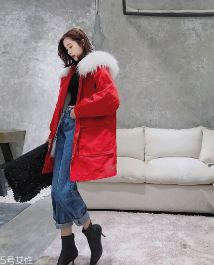 紅色羽絨服搭配什么鞋子？鞋子搭配也是關(guān)鍵