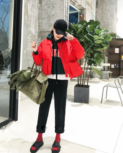 紅色羽絨服搭配什么褲子？四種混搭讓你潮范兒十足