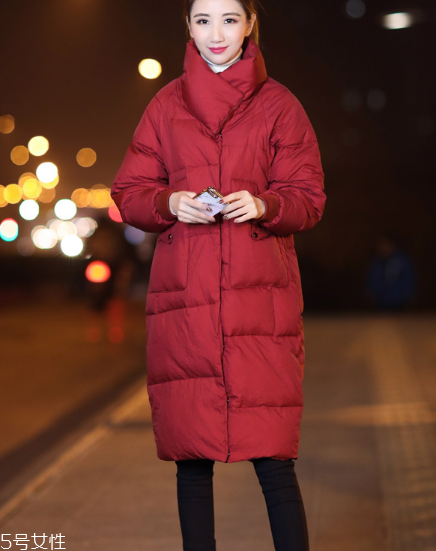 紅色羽絨服搭配什么褲子？四種混搭讓你潮范兒十足